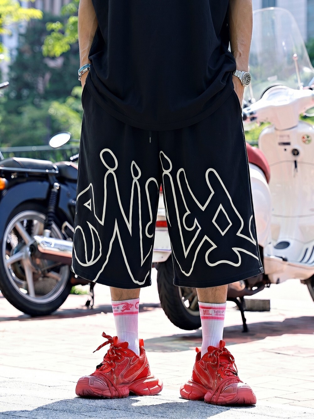 Line letter Bermuda pants