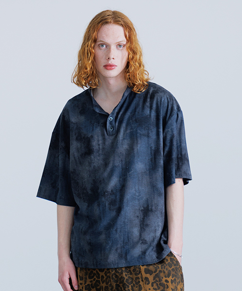 REVO.TOKYO Fade-distressed Henley neck tee