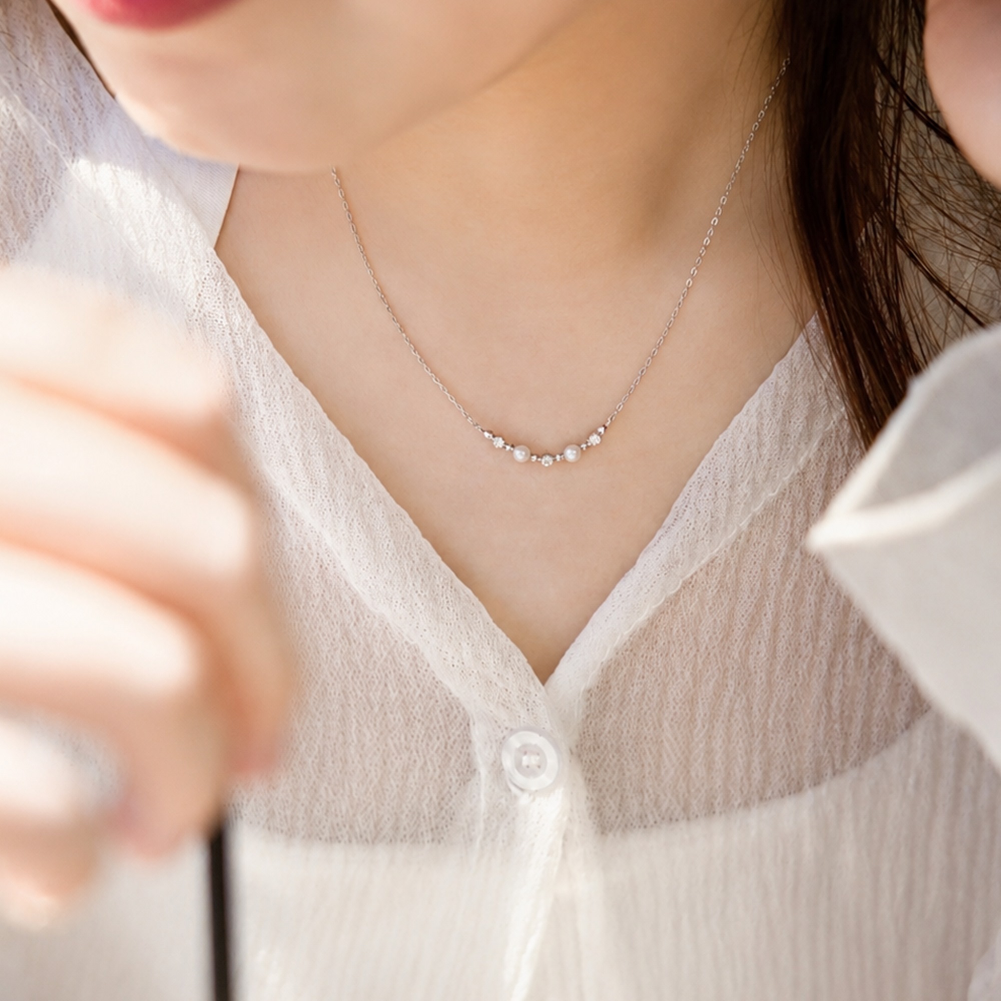 Isha Jewelry 獨家設計款：以天然珍珠和鋯石組合成的圓弧純銀項鍊，在成熟的珍珠飾品中卻注入新鮮年輕的設計感。