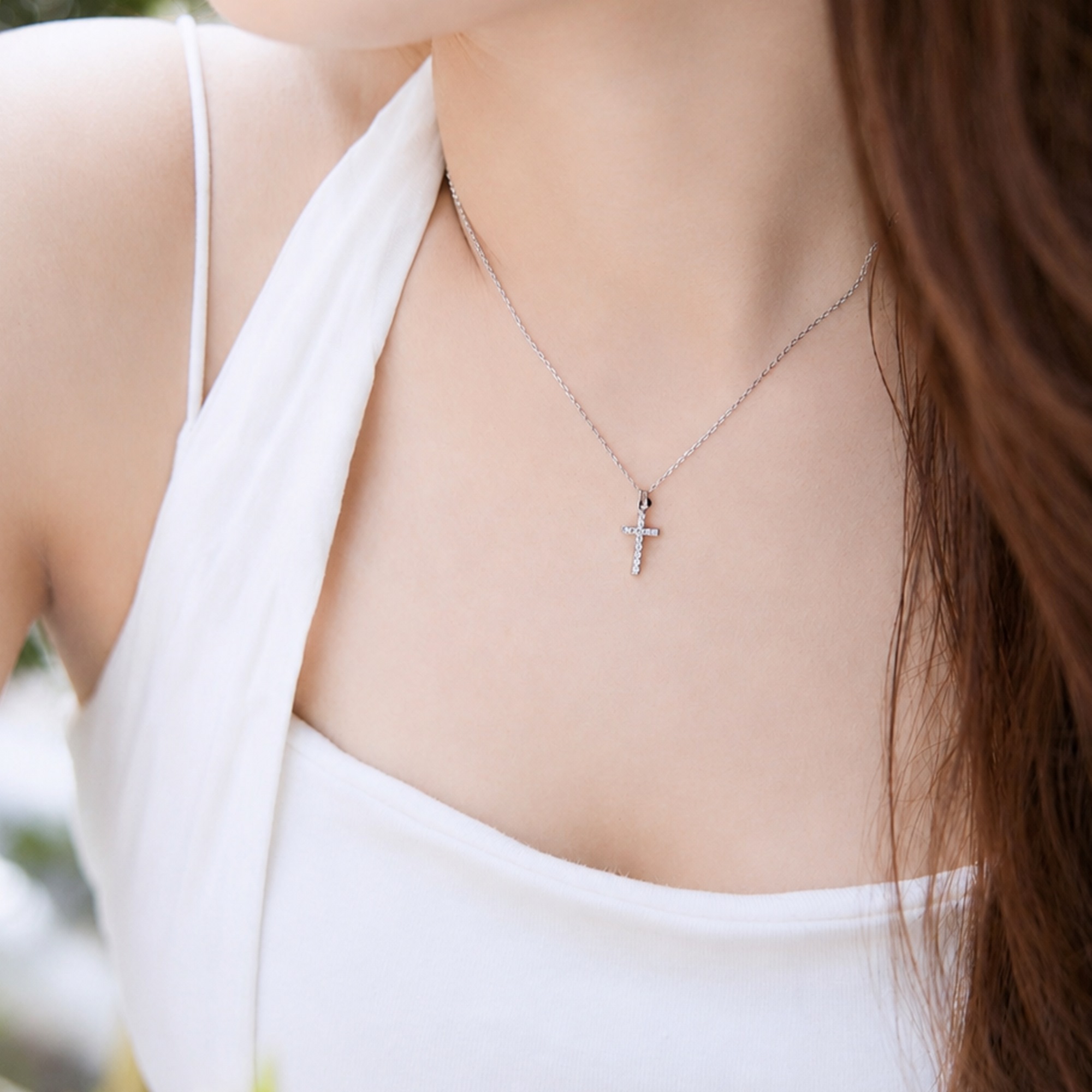 Isha Jewelry 鑲嵌細緻鋯石的純銀十字架項鍊,具備特殊的宗教與信仰意義,是基督教與福音禮物飾品的好選擇