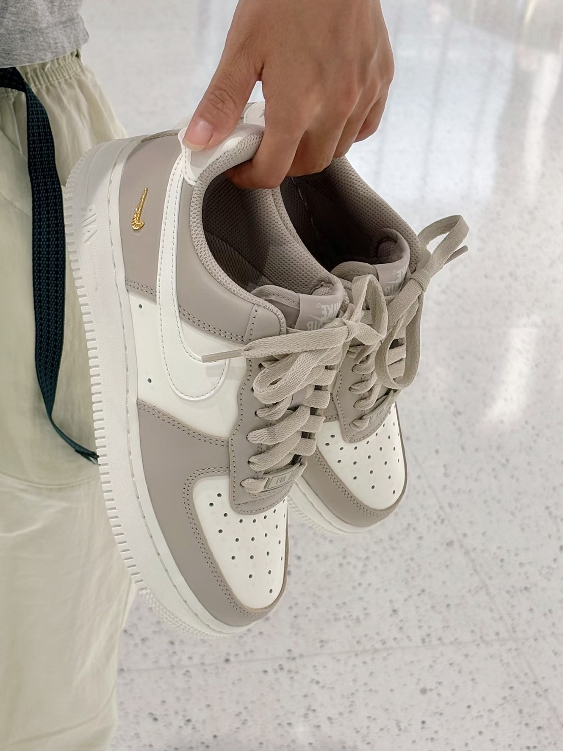 NIKE AIR FORCE 1 小金勾 燕麥奶茶 女款