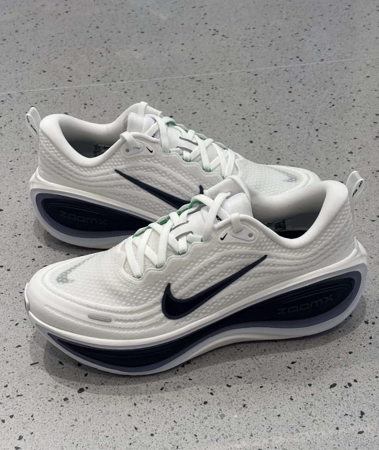 男鞋 NIKE VOMERO PLUS 白深藍 氣墊 緩震 網布 透氣 休閒 跑步 運動鞋【HV8150-109】