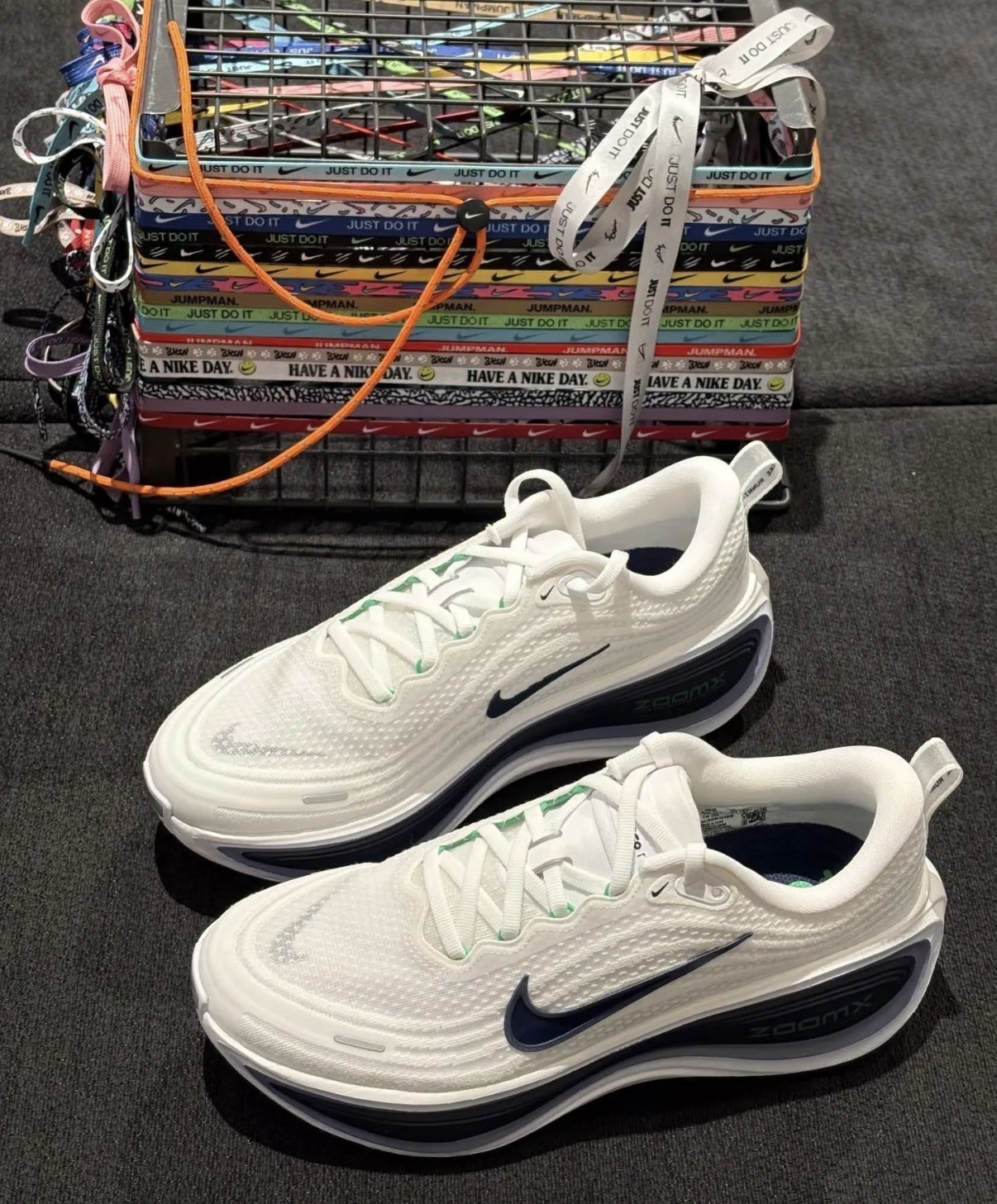男鞋 NIKE VOMERO PLUS 白深藍 氣墊 緩震 網布 透氣 休閒 跑步 運動鞋【HV8150-109】