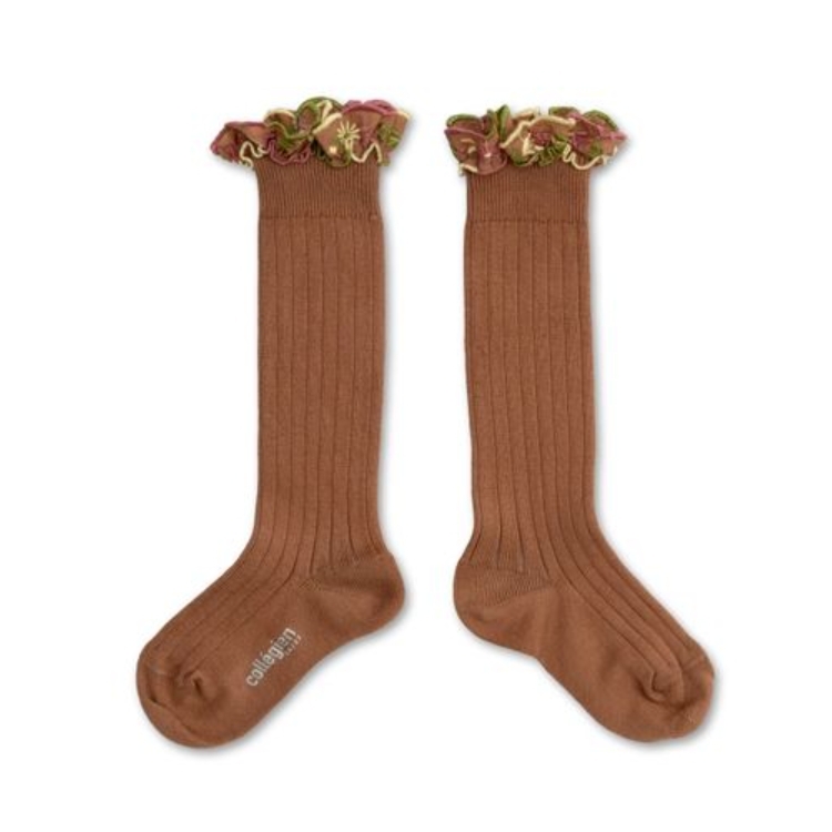 (預購) COLLEGIEN 花卉刺繡荷葉邊高筒襪 Eglantine - 326 Mocha Mousse 摩卡慕斯