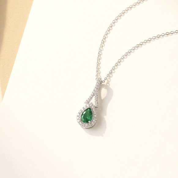 18K Gold Colombian Emerald Pendant setting with diamonds setting