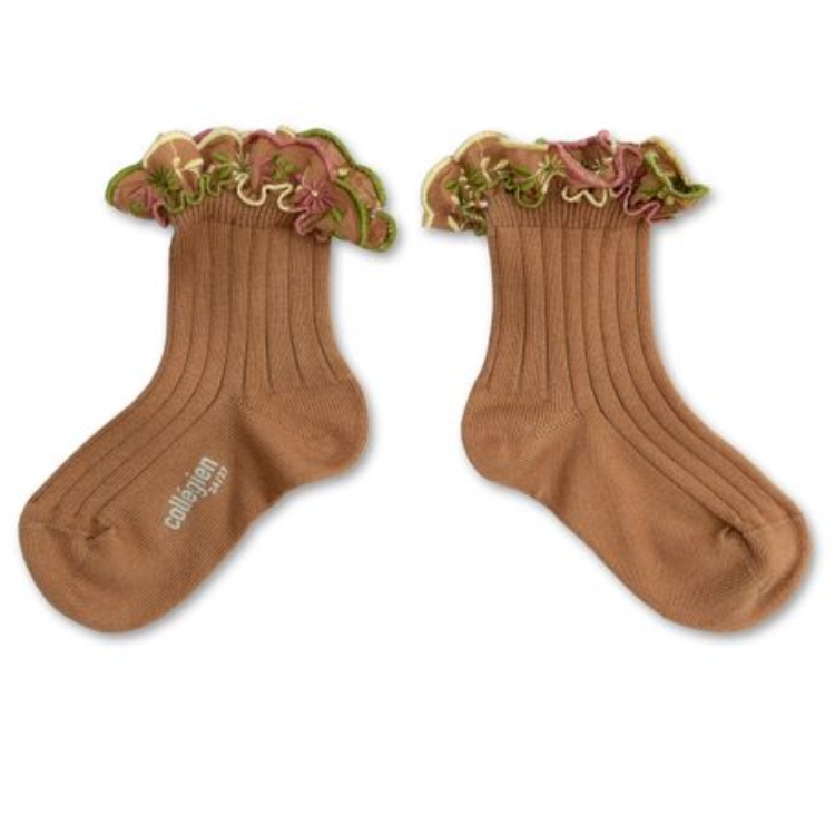 (預購) COLLEGIEN 花卉刺繡荷葉邊低筒襪 Anémone - 326 Mocha Mousse 摩卡慕斯