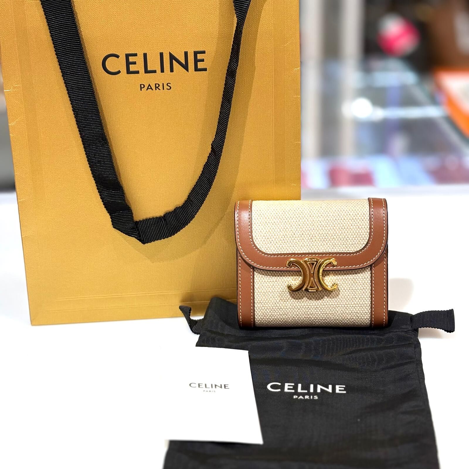 全新CELINE WALLET Triomphe 短銀包 10D782DB2.02NT 凱旋門LOGO金扣帆布(黃褐色/米杏色) #BRAND NEW #香榭站正品