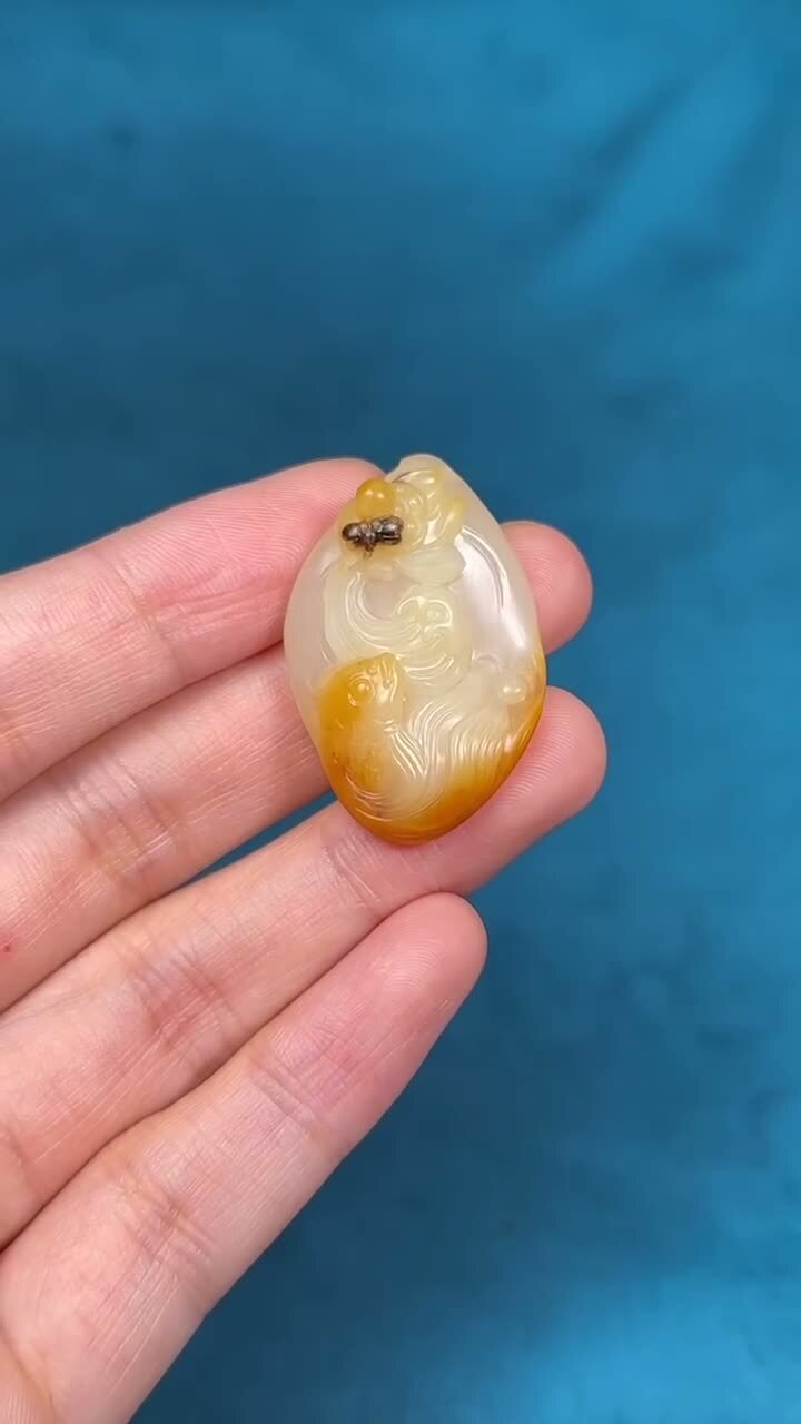 61828 和田玉籽料三彩獨籽連年有餘