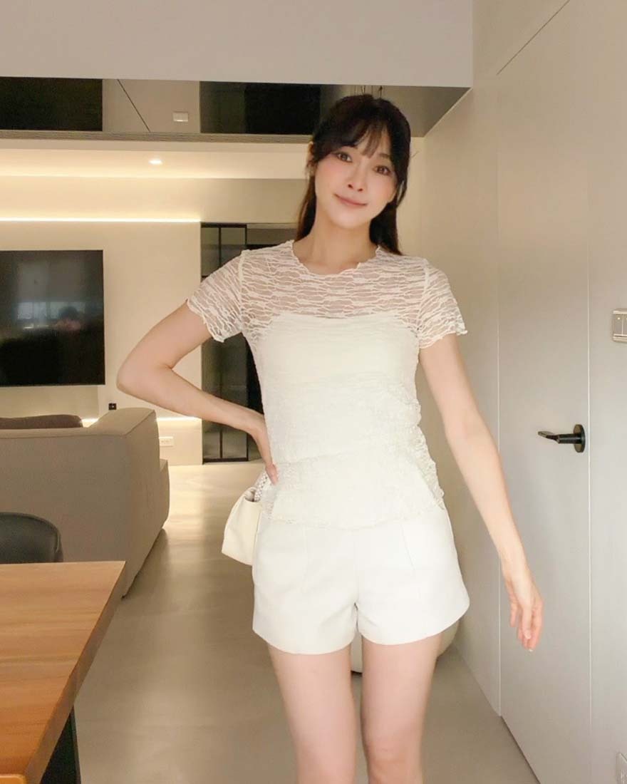 LINA LINA精緻疊加滿版蕾絲織紋透肌上衣-柔美杏
