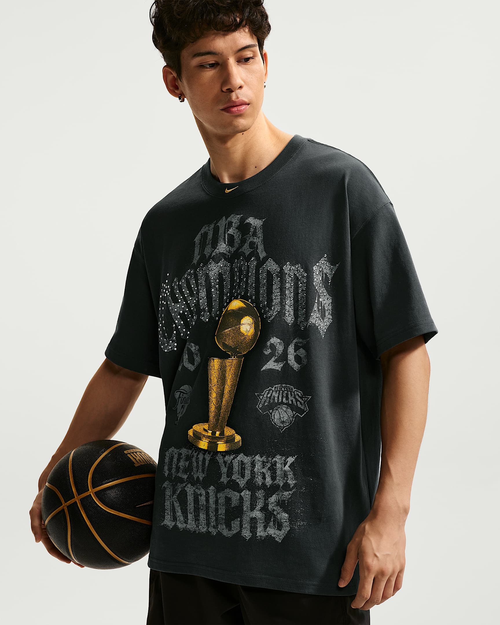 男款 NIKE X NBA NEW YORK KNICKS 2025-26 TEE 碳黑色 尼克隊 總冠軍 紀念 短袖 短T【JJ0565-060】NKTF