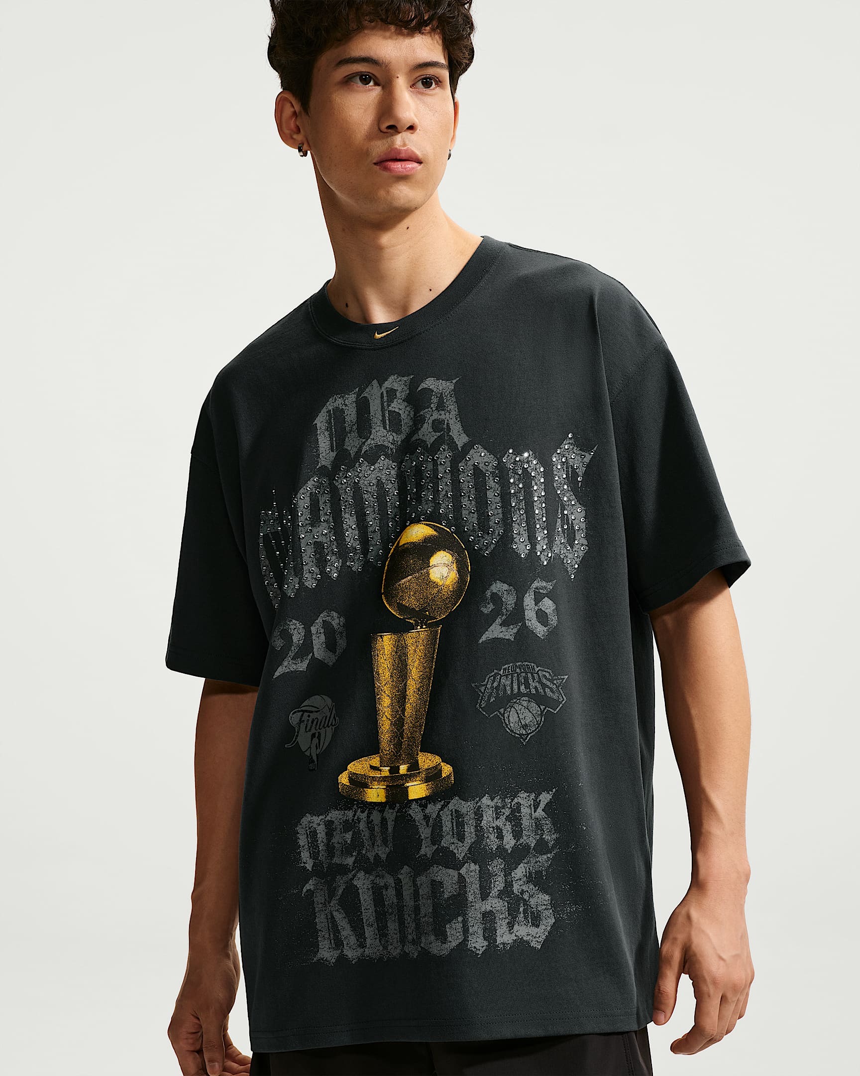 男款 NIKE X NBA NEW YORK KNICKS 2025-26 TEE 碳黑色 尼克隊 總冠軍 紀念 短袖 短T【JJ0565-060】NKTF