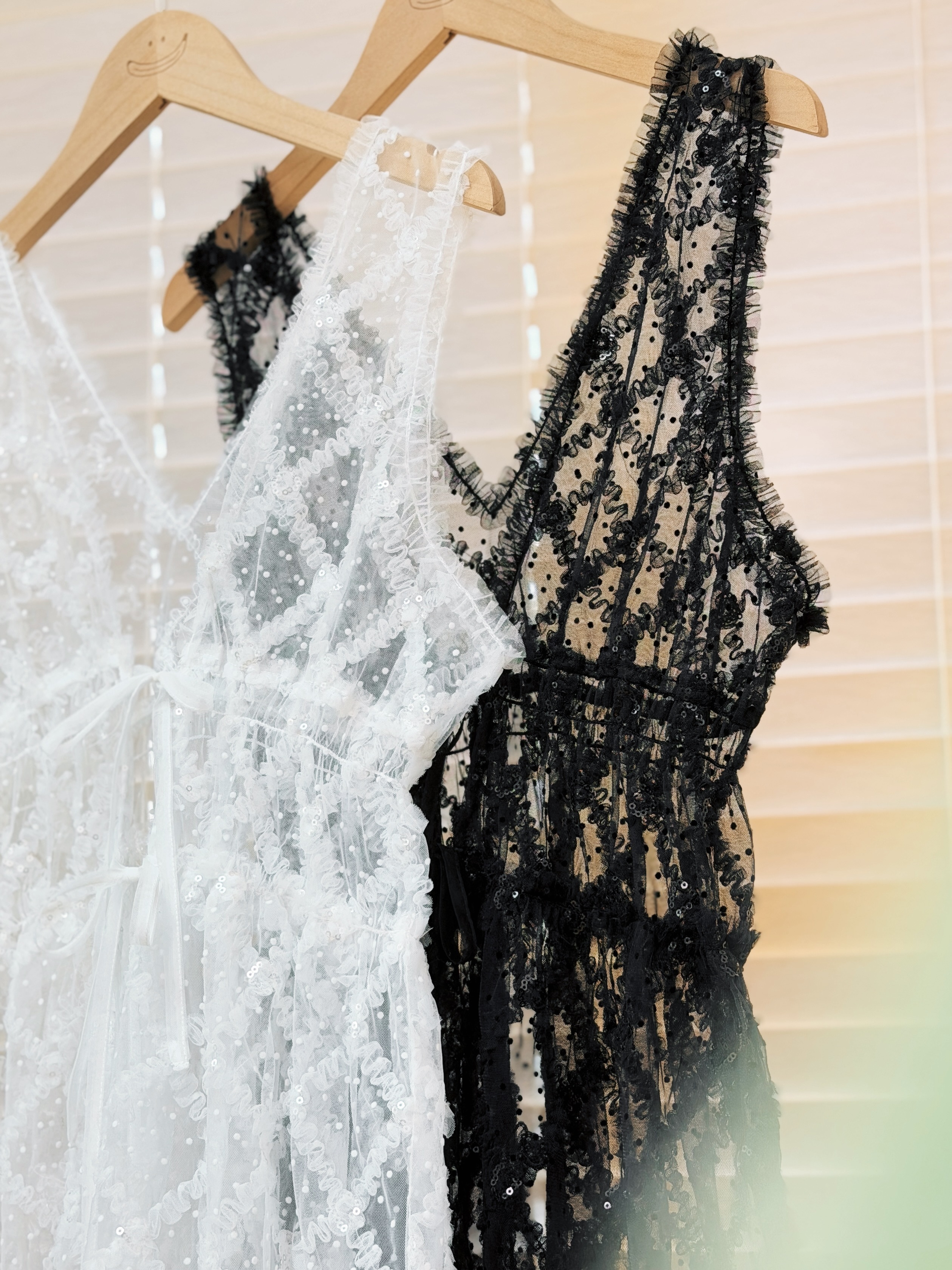 兩色 / 浮雕微光感菱形V領馬甲 / Sequin Ruffled Diamond Mesh Gilet