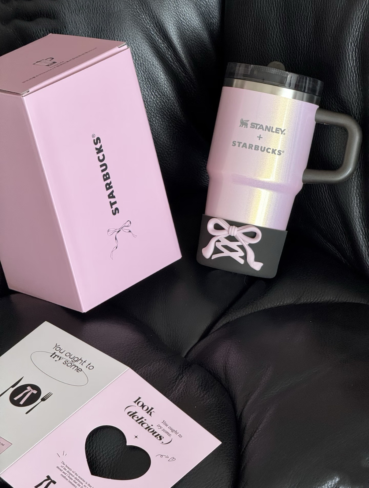 本週限時接單!! STARBUCKS 星巴克 x STANLEY 朋克芭蕾系列 聯名 不鏽鋼提手吸管杯 大容量 隨行杯 吸管杯 591ML/預購