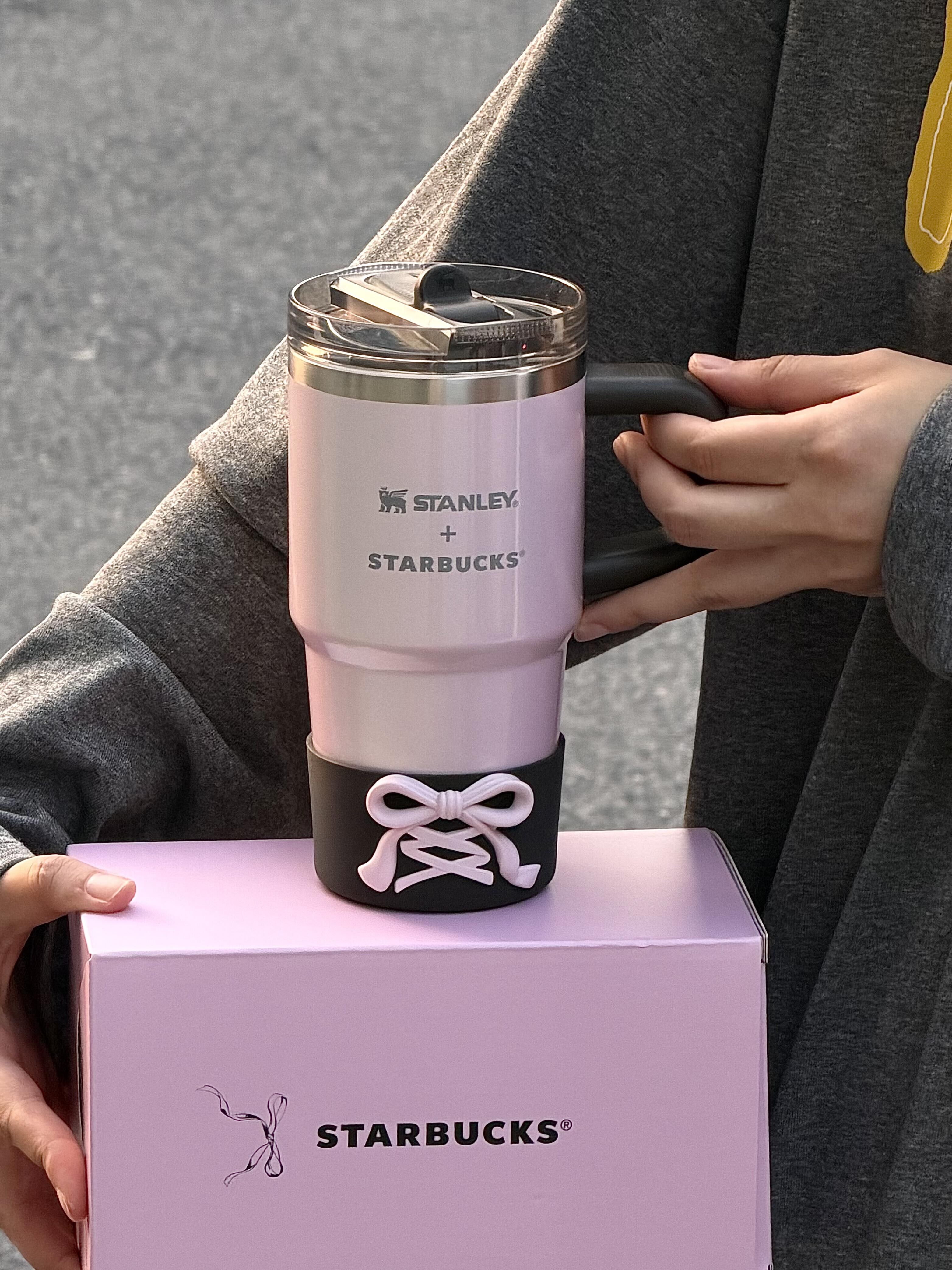 本週限時接單!! STARBUCKS 星巴克 x STANLEY 朋克芭蕾系列 聯名 不鏽鋼提手吸管杯 大容量 隨行杯 吸管杯 591ML/預購