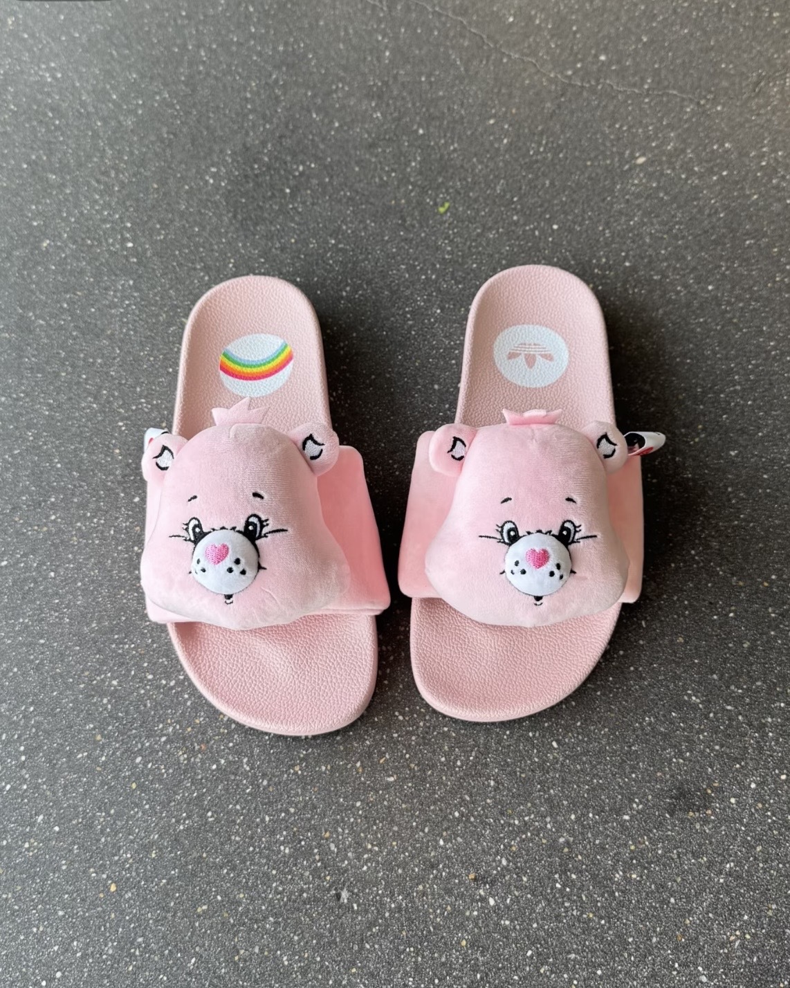 CARE BEARS X ADIDAS ADILETTE 彩虹熊 聯名款 拖鞋 Cheer Bear 樂觀熊 女鞋 KH9957 / 預購