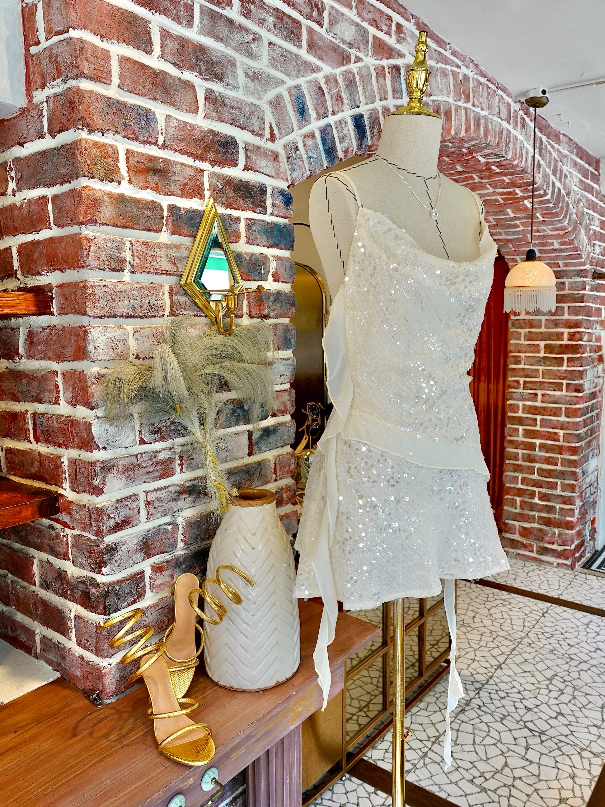 Cream奶油白色亮片垂墜斜邊荷葉飾Dress