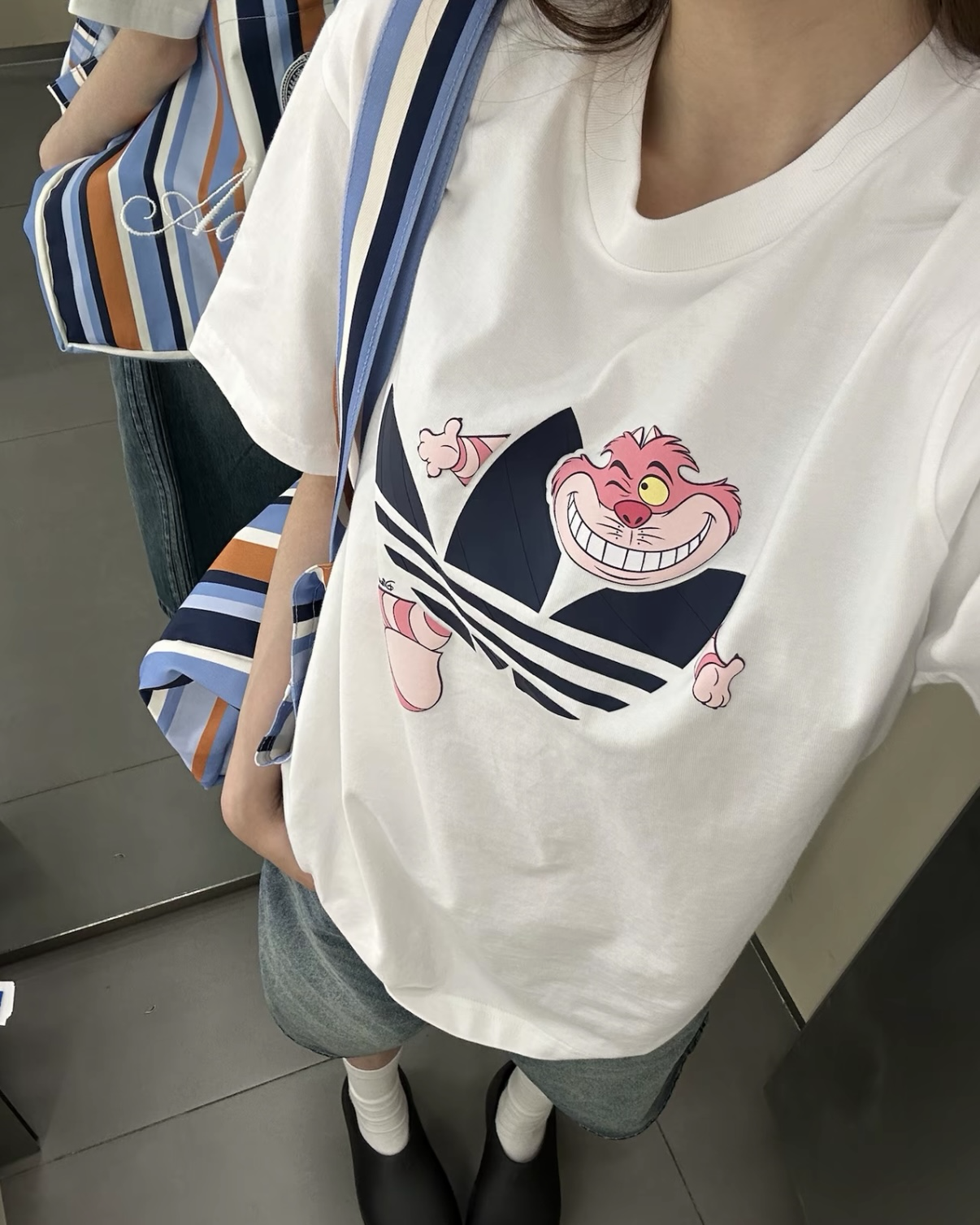 ADIDAS x DISNEY U TEE SS 柴郡貓 短袖上衣 落肩 愛麗絲的夢遊仙境 三葉草 印刷 迪士尼