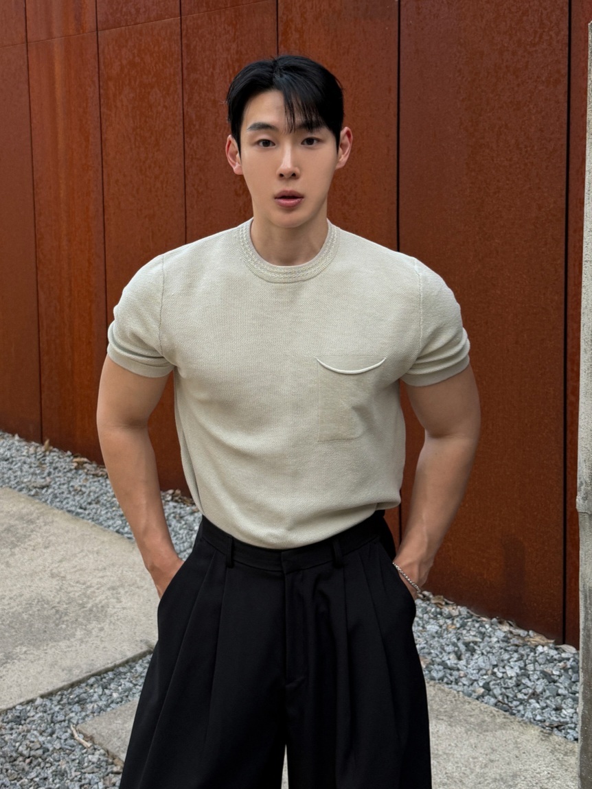 Single-pocket slim-fit knit sweater