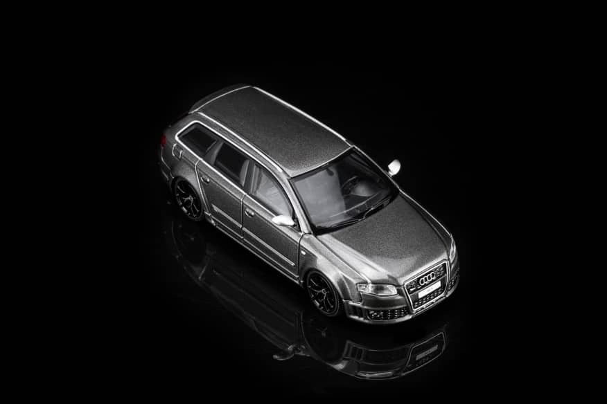 PO-$140 * MOTORHELIX * 1:64 AUDI RS4 2005 GREY PEARL