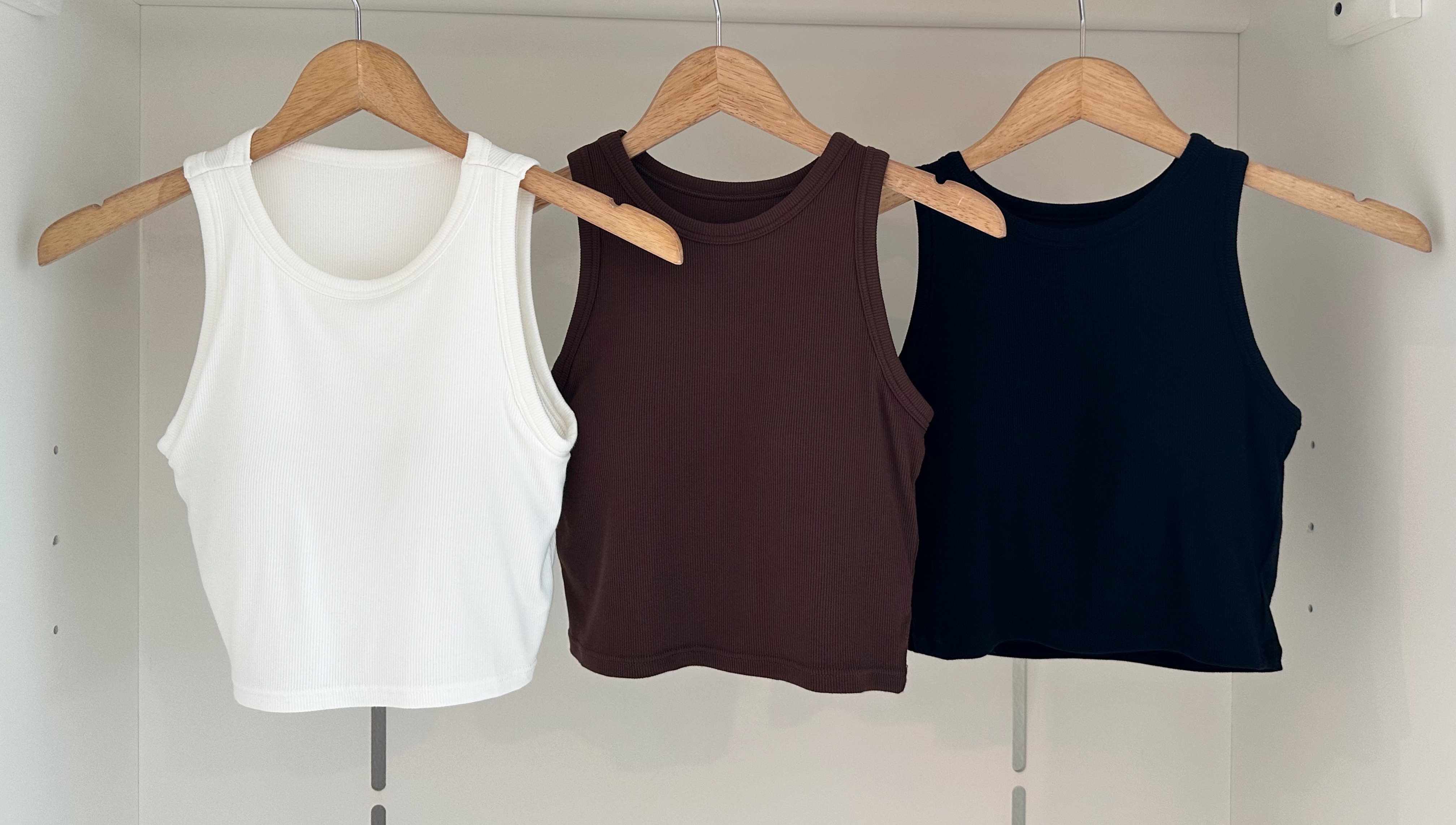CUT IN PADDED CROP TANK TOP