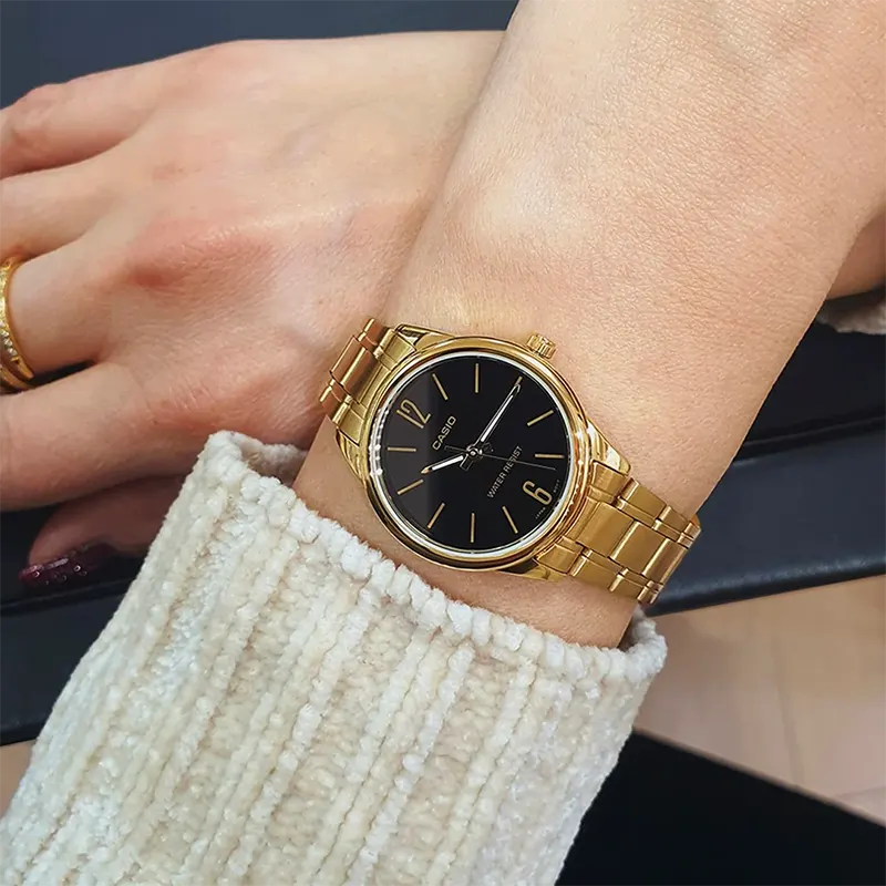 萬年鐘錶 - CASIO 卡西歐 時尚簡約金色黑面不鏽鋼錶帶女錶 LTP-V005G-1B 錶徑28.2MM