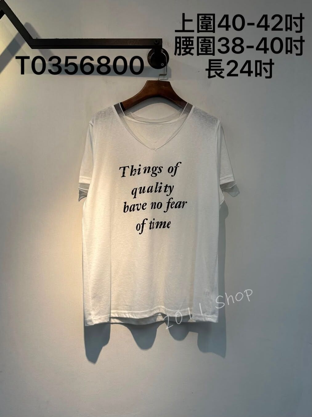 V領英文字網紗拼布短袖TOP  上圍40-42吋 腰圍38-40吋 長24吋  T0356800