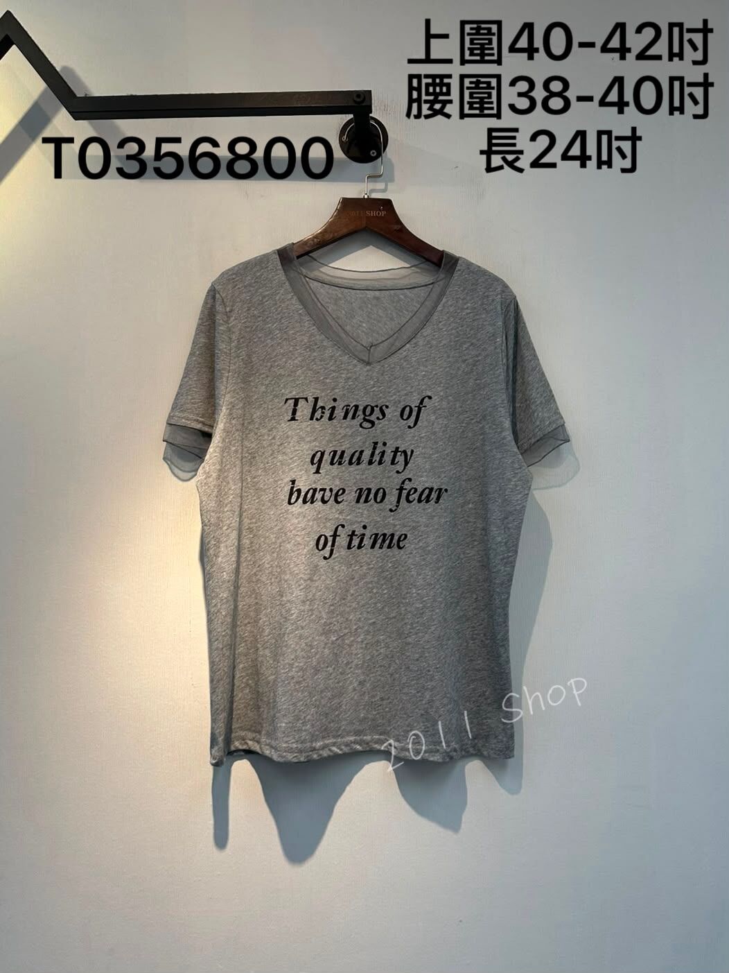 V領英文字網紗拼布短袖TOP  上圍40-42吋 腰圍38-40吋 長24吋  T0356800