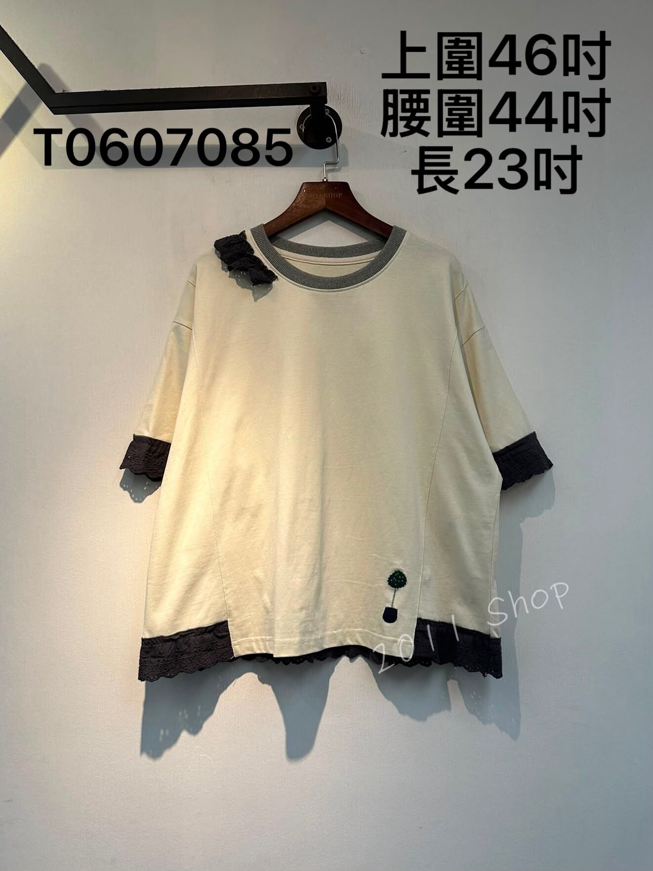 出口日本小盆栽刺繡圓領花邊TOP  上圍46吋 腰圍44吋 長23吋  T0607085