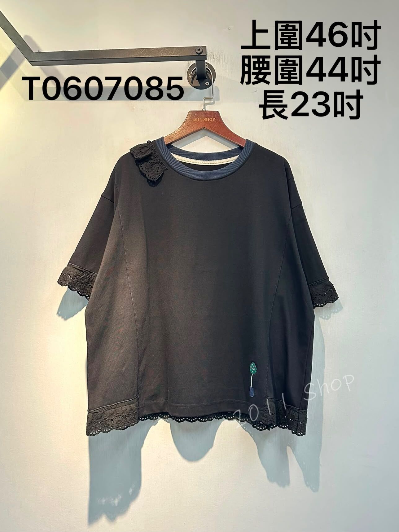 出口日本小盆栽刺繡圓領花邊TOP  上圍46吋 腰圍44吋 長23吋  T0607085