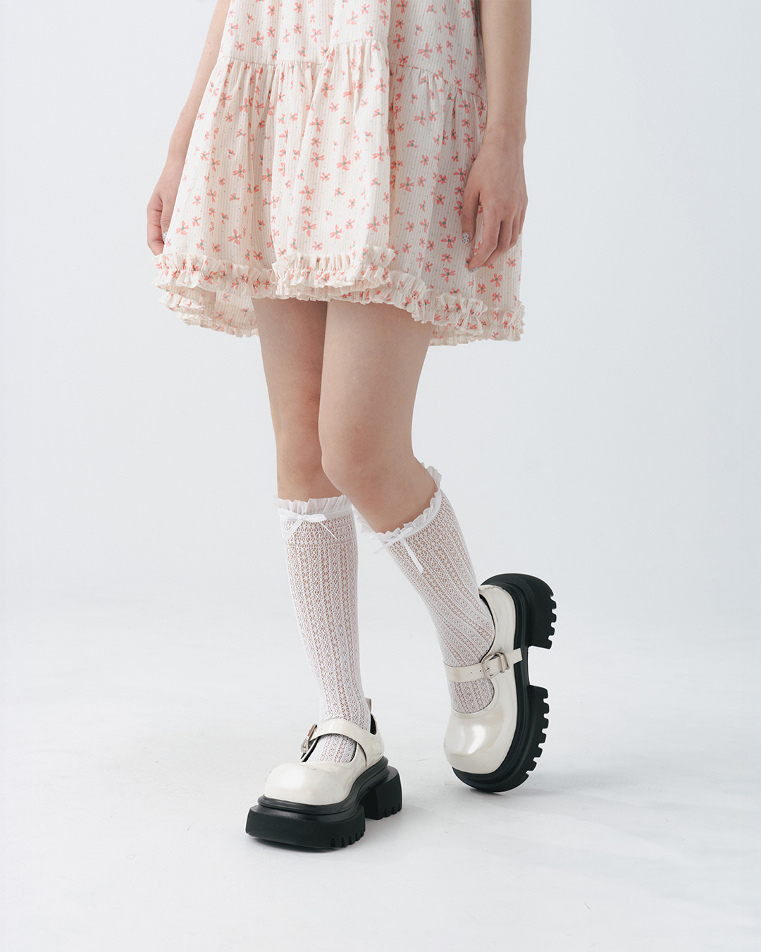 Lace jacquard openwork ruffled design stockings, available in two colors.【07110622】in stock+pre-order
