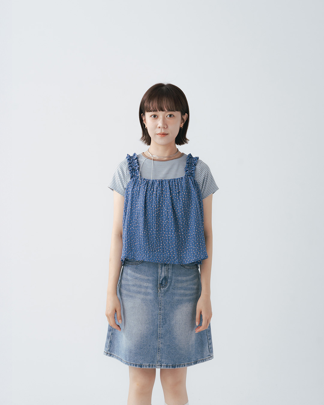 All-over floral print ruffled shoulder strap vest, available in three colors.【01099816】in stock+pre-order
