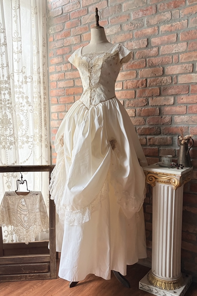 1990s Bella Paris Wedding Dresses / 90 年代 童話奶油古董禮服