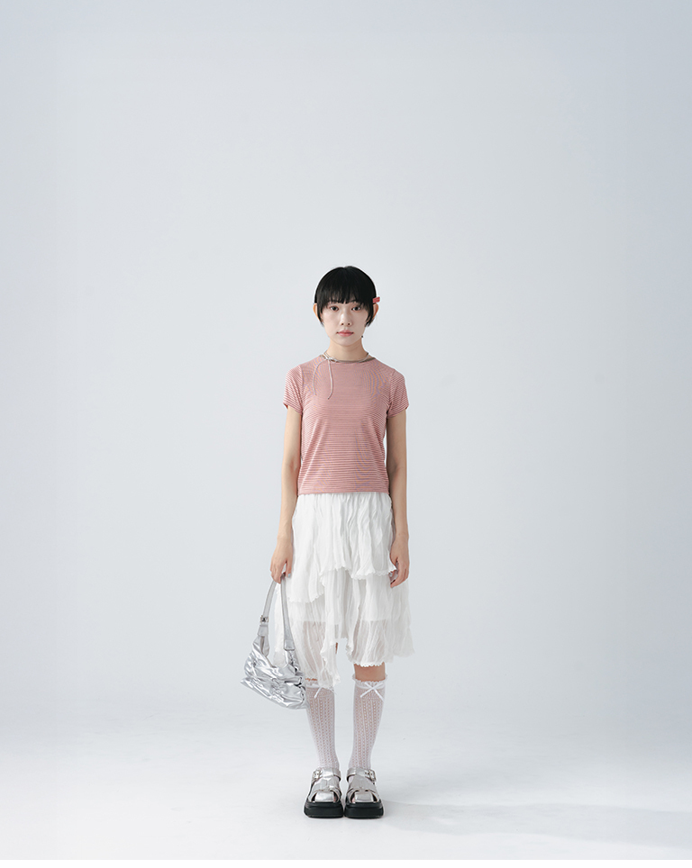 Color-blocked striped cropped short-sleeved top with piping trim, available in four colors.【01099625】in stock+pre-order