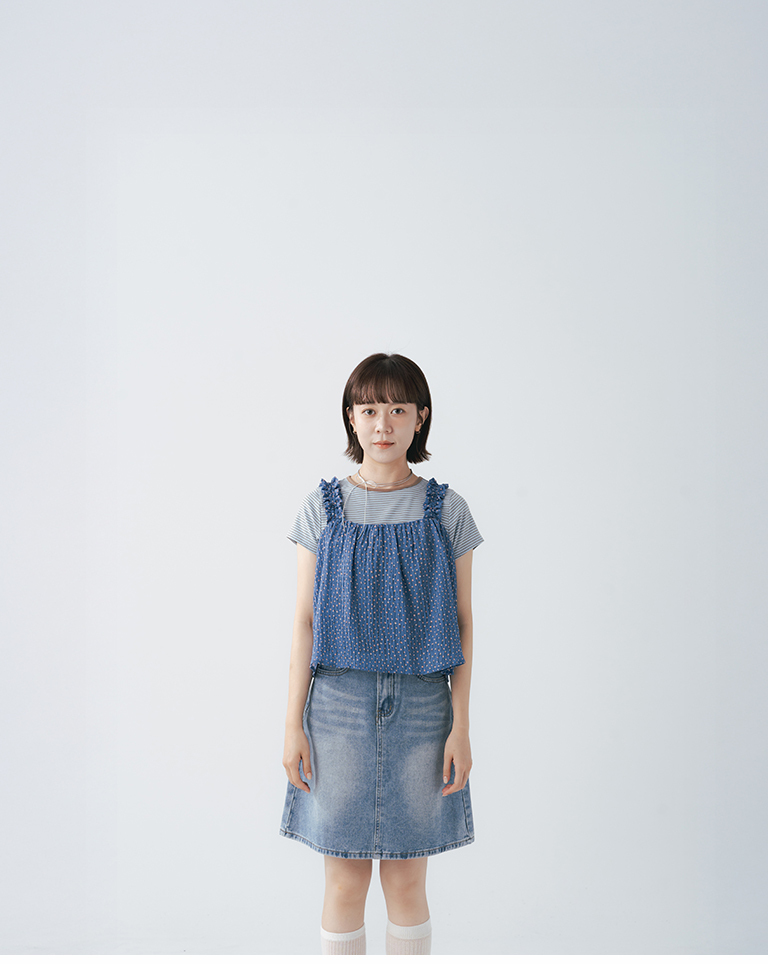All-over floral print ruffled shoulder strap vest, available in three colors.【01099816】in stock+pre-order