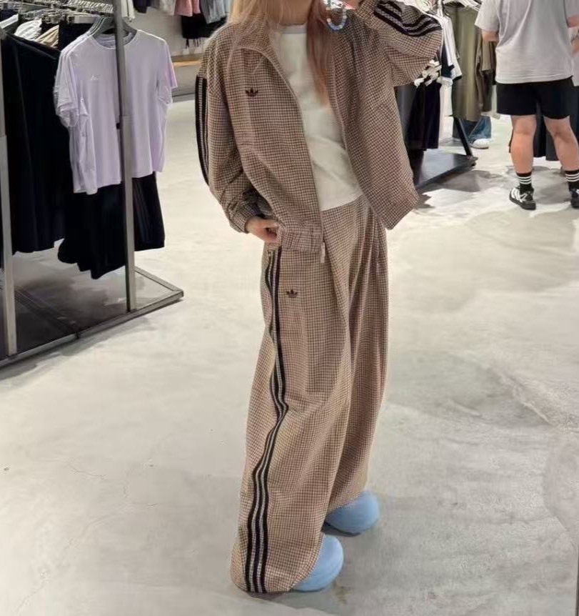 【Luxury】 ADIDAS ORIGINALS 愛迪達 女子復古撞色條紋雙拉鍊休閒外套卡其色外套 愛迪達條紋運動外套 休閒套裝 復古風 條紋套裝長褲 LE8307 LE8309