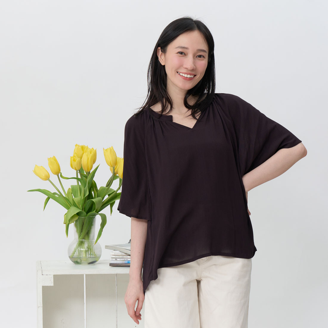 Selina小V領落肩手帕袖上衣/黑