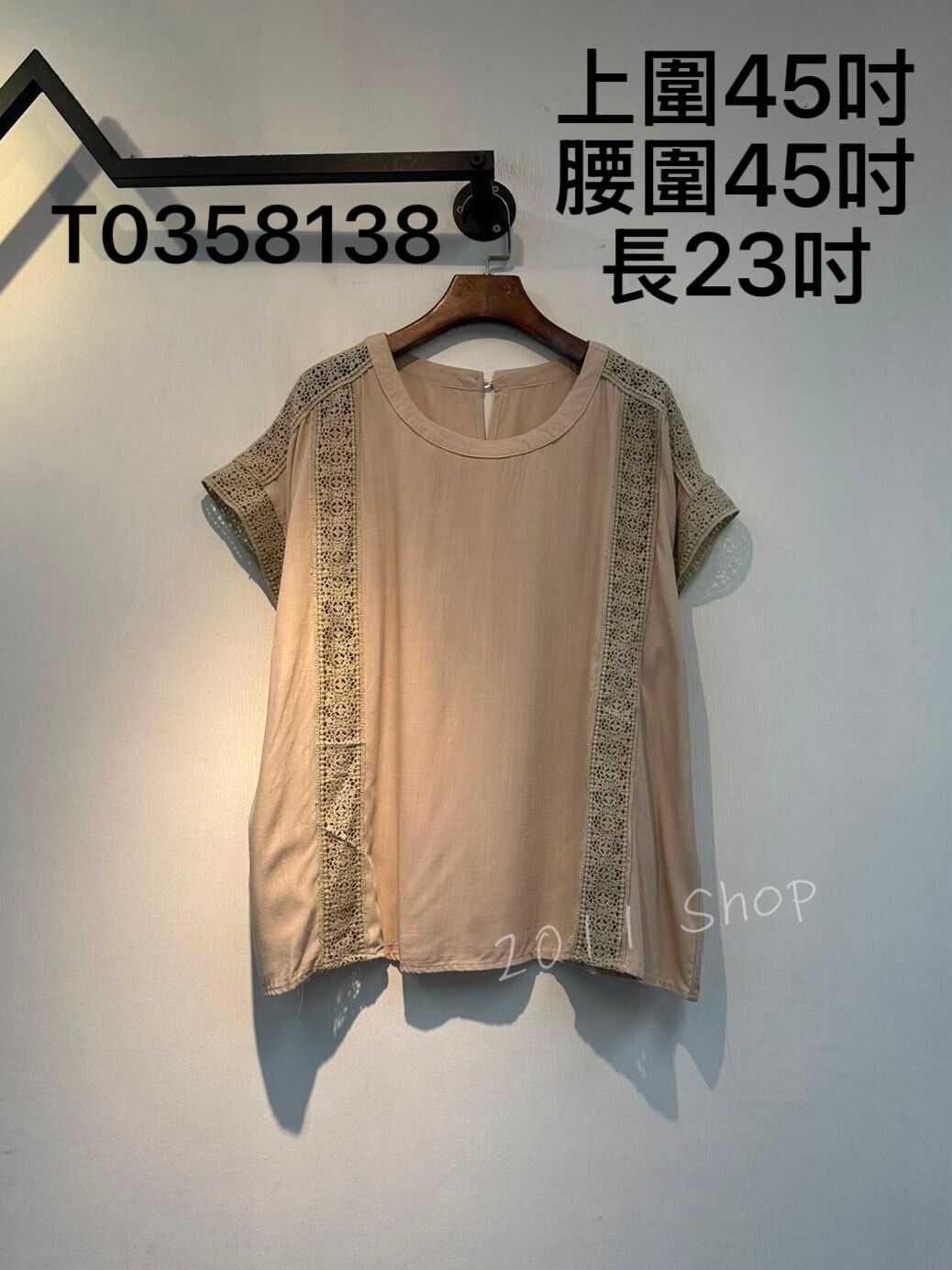 鏤空編織花花拼暗格紋短袖TOP  上圍45吋 腰圍45吋 長23吋  T0358138