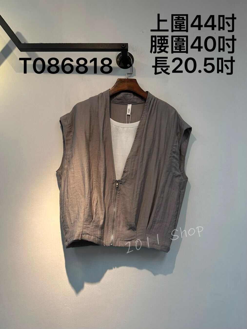 V領假兩件薄料麻質拉鍊背心外套  上圍44吋 腰圍40吋 長20.5吋  T086818