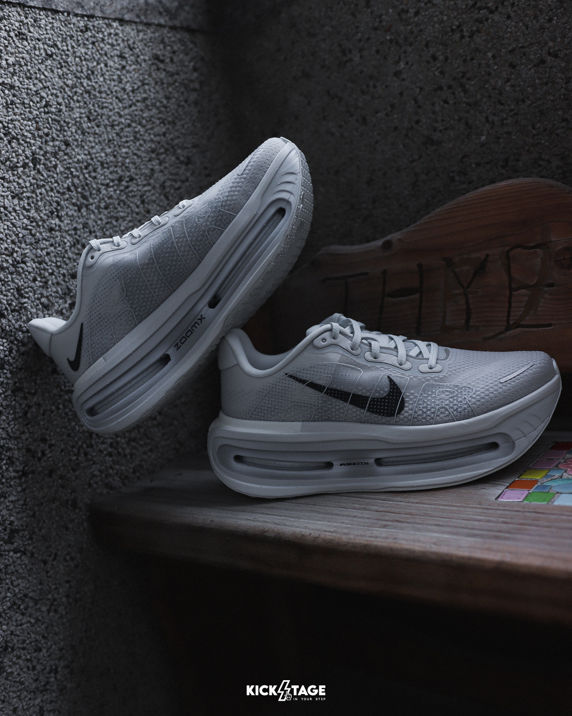 男鞋 NIKE VOMERO PREMIUM 白霧灰 氣墊 緩震 透氣 慢跑 運動鞋【HQ2050-104】