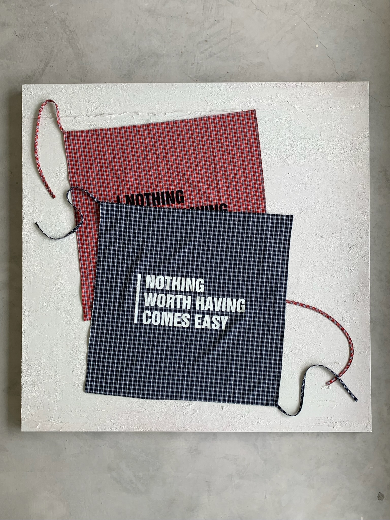 J13/ NOTHING WORTH 字母格紋綁帶方巾