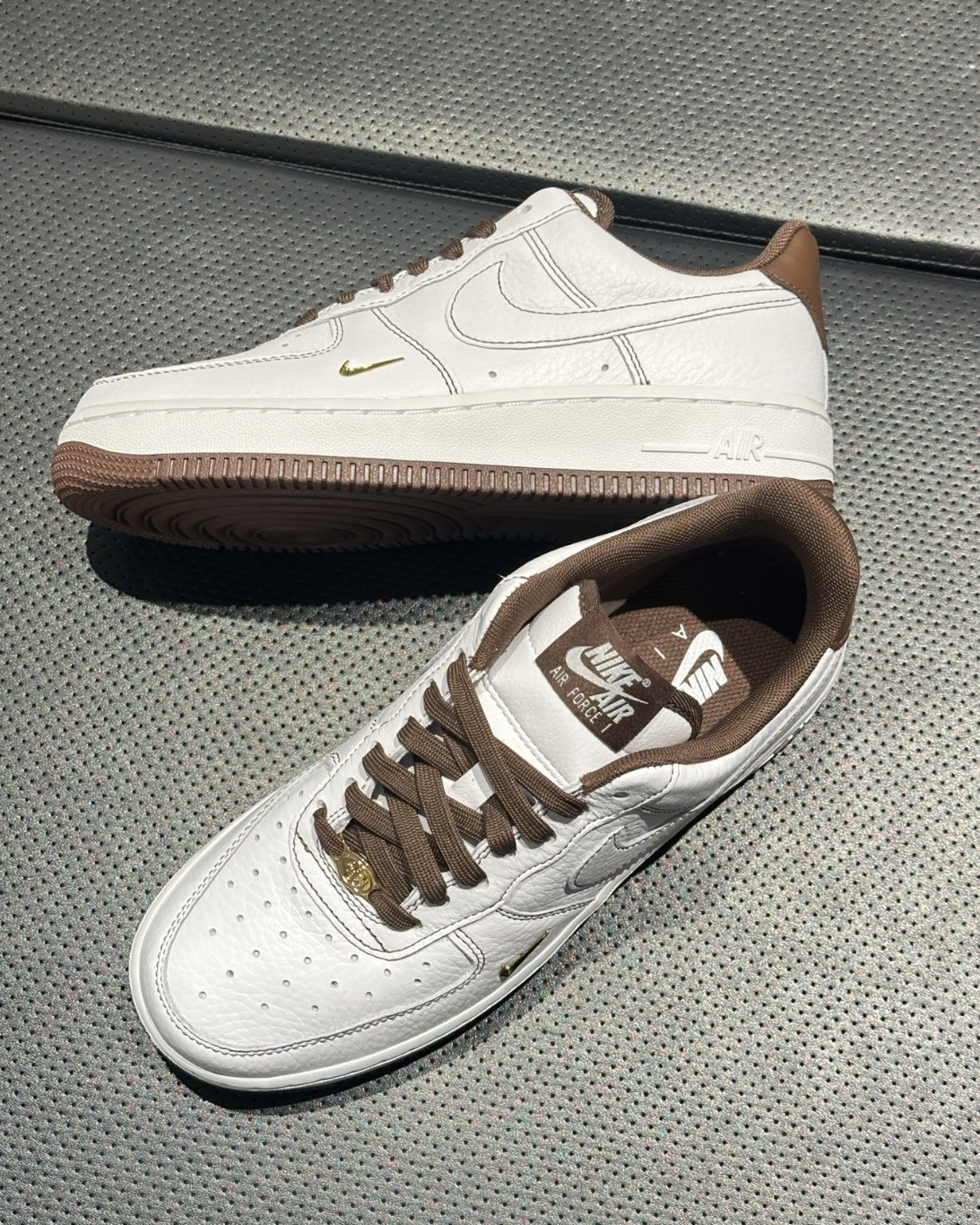 【逢甲 FUZZY】W Nike Air Force 1 "Metallic Gold/Choco" 金小勾 可可 IX5020-121