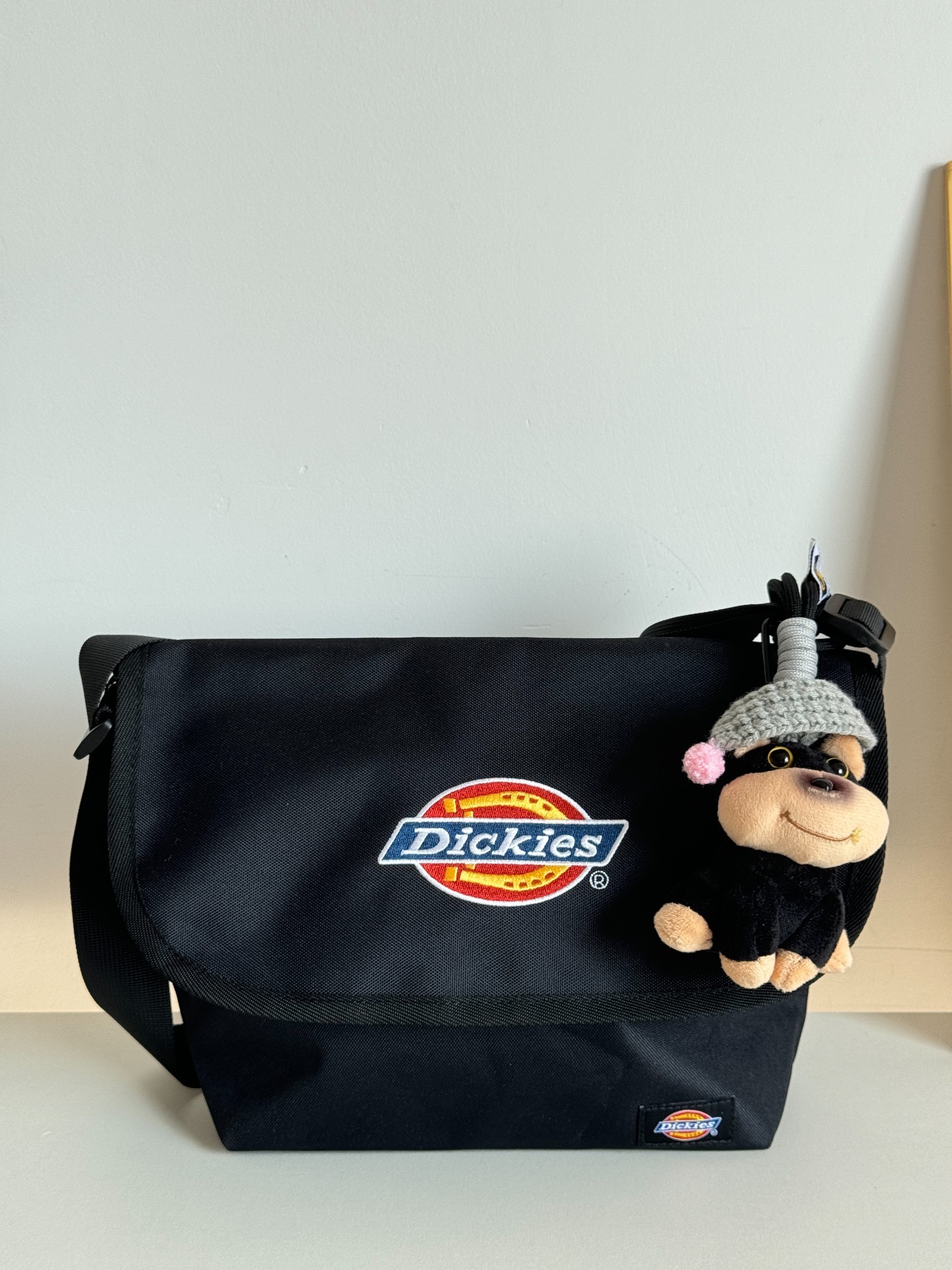 代購-Dickies 經典Logo 工裝百搭 大容量 單肩包 斜挎包 男女同款 卡其/黑色