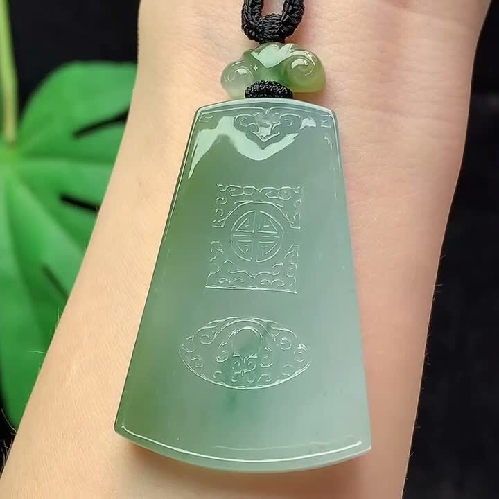 627334 翡翠飄黃仿古牌