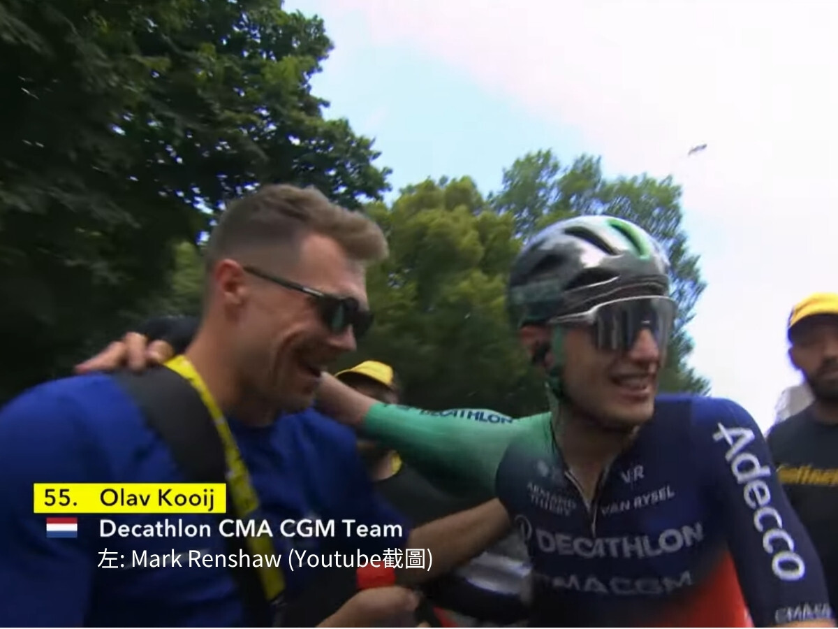 2026 環法自由車賽第五站賽後,Decathlon CMA CGM 車隊的衝刺顧問 Mark Renshaw(左)與奪下生涯首座環法單站冠軍的荷蘭衝刺手 Olav Kooij(右)激情擁抱,展現衝刺列車戰術大獲全勝與傳承的歷史性一幕。