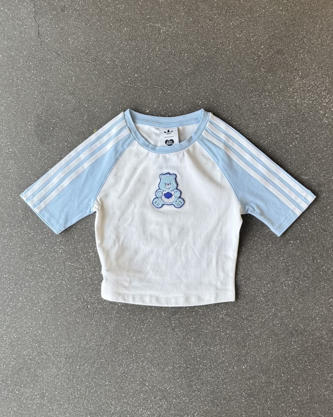 CARE BEARS X ADIDAS 彩虹熊 聯名款 短版 貼身 短T 短袖 短版上衣 白藍 Grumpy Bear 易怒熊 藍色 女款 KR9634 / 調貨