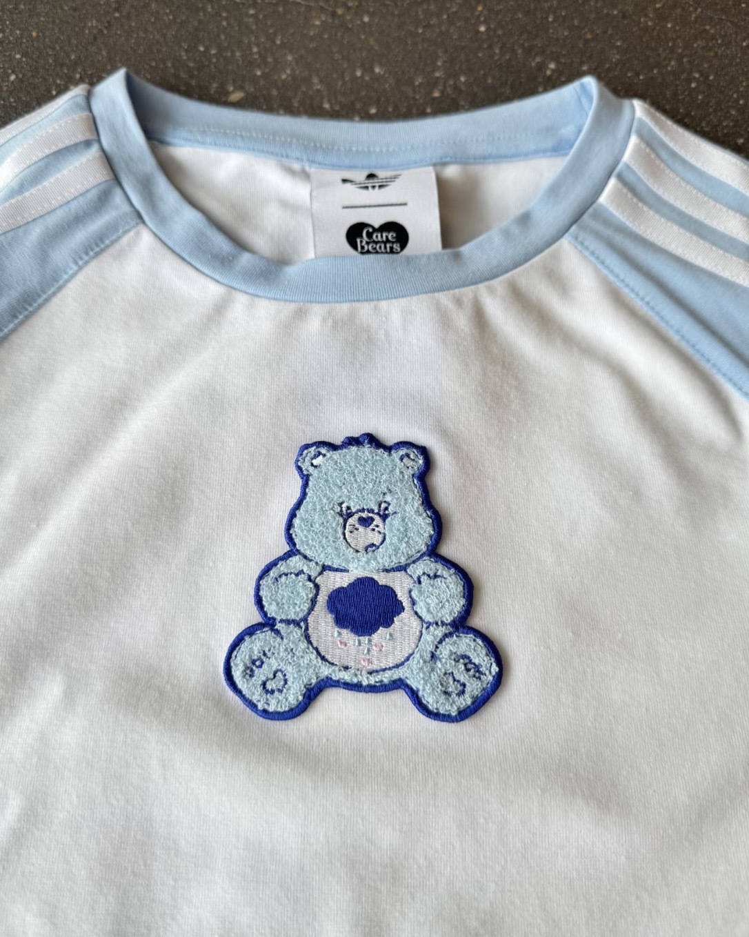CARE BEARS X ADIDAS 彩虹熊 聯名款 短版 貼身 短T 短袖 短版上衣 白藍 Grumpy Bear 易怒熊 藍色 女款 KR9634 / 調貨