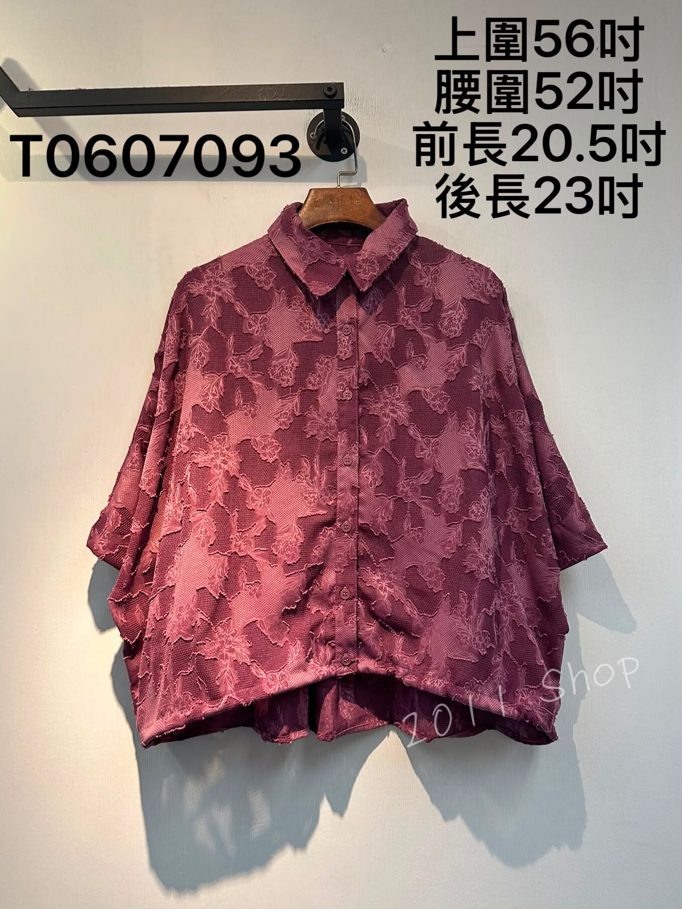 出口日本鏤空暗格花紋寬鬆TOP  上圍56吋 腰圍52吋 前長20.5吋 後長23吋  T0607093