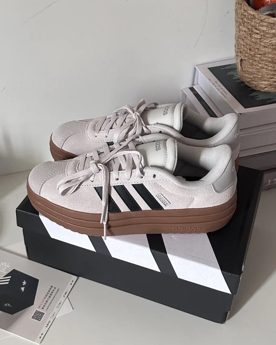 ADIDAS VL COURT BOLD 米灰 奶灰 焦糖底 麂皮 厚底 增高 解構 堆疊 女鞋 KJ6857 / 預購