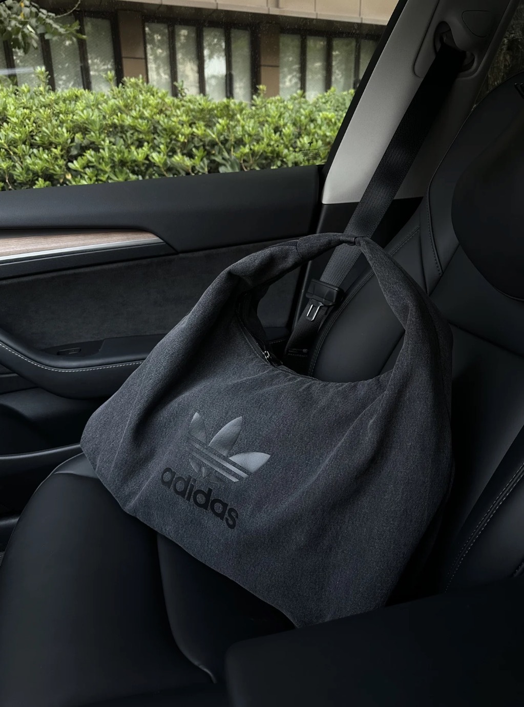 【最後少量咋 售完不補~】現貨 ADIDAS DENIM BAG 低調系大容量牛仔袋 兩色入