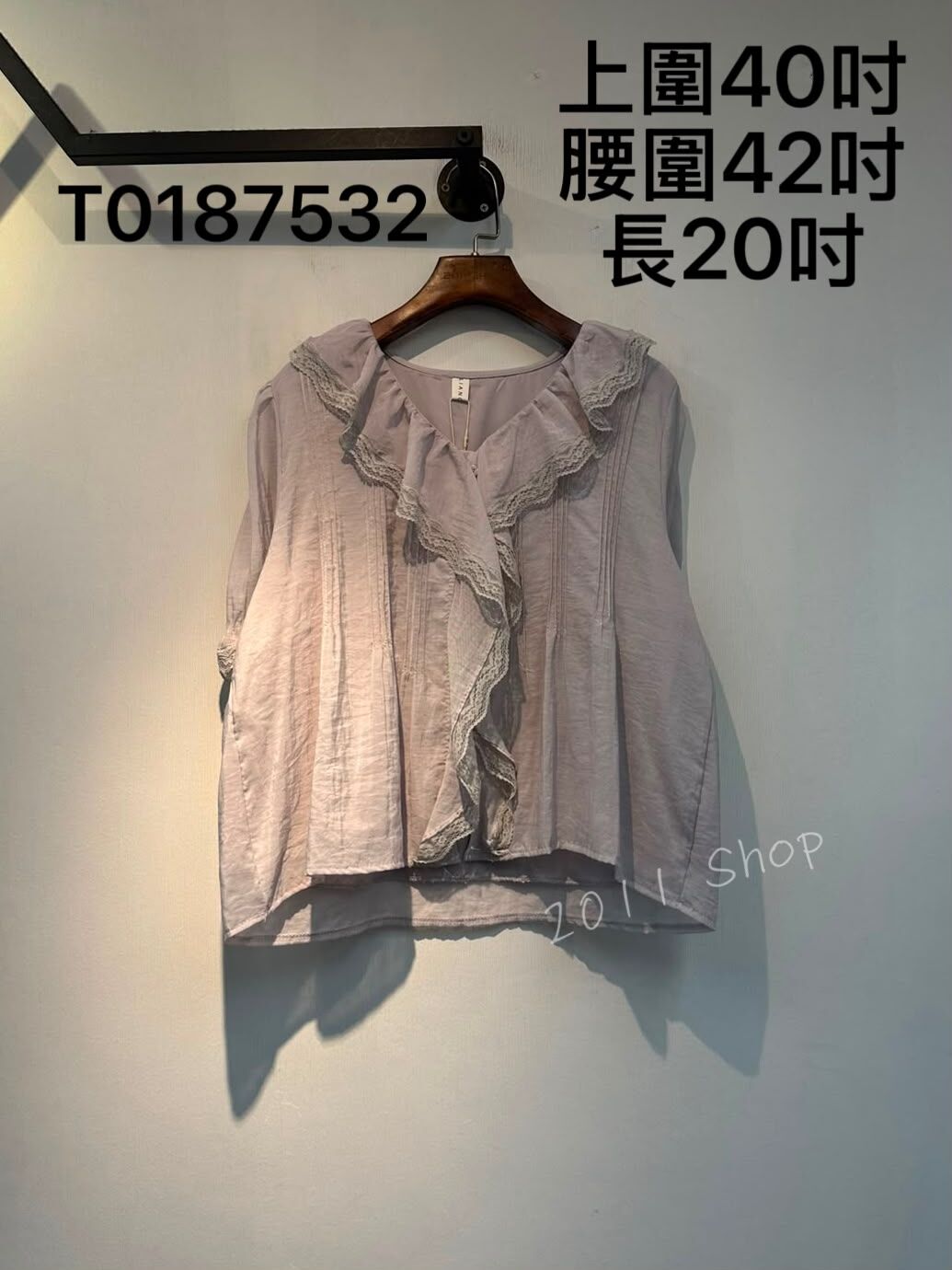 氣質暗條紋蕾絲花邊鈕扣TOP  上圍40吋 腰圍42吋 長20吋  T0187532